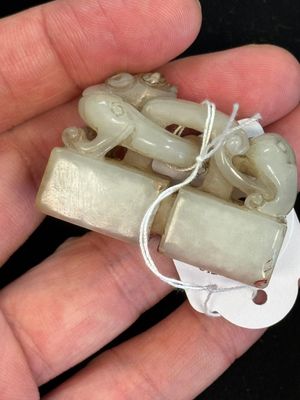 A Chinese celadon and russet jade 'chilong' seal, 18/19th C. — 照片 9