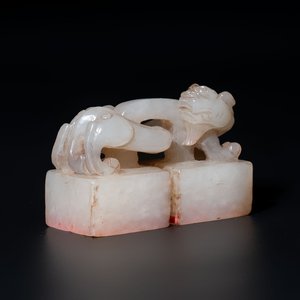 A Chinese celadon and russet jade 'chilong' seal, 18/19th C. — 照片 1