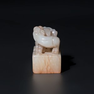 A Chinese celadon and russet jade 'chilong' seal, 18/19th C. — 照片 3