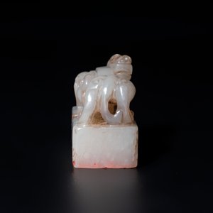A Chinese celadon and russet jade 'chilong' seal, 18/19th C. — 照片 5