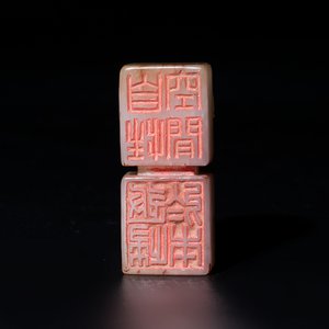 A Chinese celadon and russet jade 'chilong' seal, 18/19th C. — 照片 7