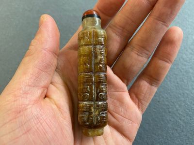 A Chinese celadon and russet jade 'cong' snuff bottle, probably Qing — 照片 11
