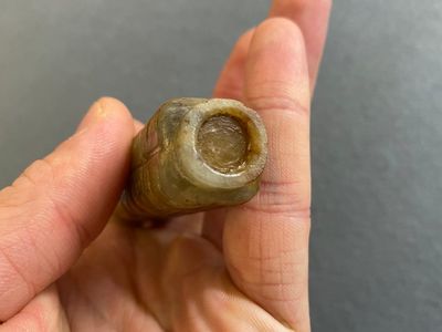 A Chinese celadon and russet jade 'cong' snuff bottle, probably Qing — 照片 14