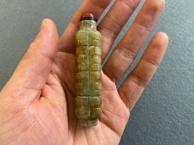 A Chinese celadon and russet jade 'cong' snuff bottle, probably Qing — 照片 9