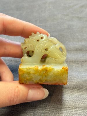 A Chinese celadon and russet jade 'dragon' seal, 18/19th C. — foto 1