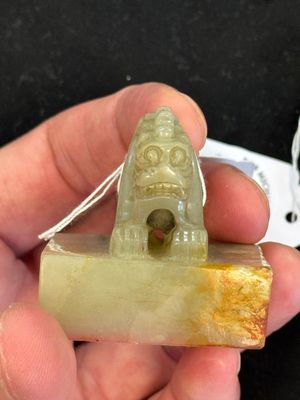 A Chinese celadon and russet jade 'dragon' seal, 18/19th C. — foto 11