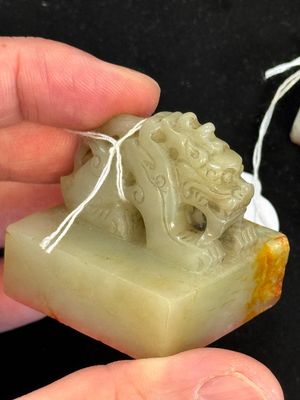 A Chinese celadon and russet jade 'dragon' seal, 18/19th C. — foto 12