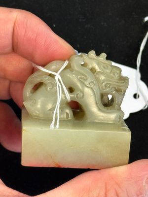 A Chinese celadon and russet jade 'dragon' seal, 18/19th C. — foto 13
