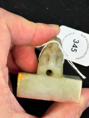 A Chinese celadon and russet jade 'dragon' seal, 18/19th C. — foto 14