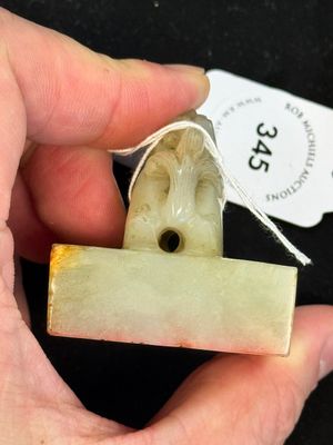 A Chinese celadon and russet jade 'dragon' seal, 18/19th C. — foto 15