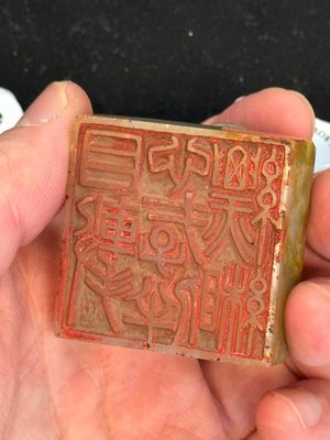 A Chinese celadon and russet jade 'dragon' seal, 18/19th C. — foto 17