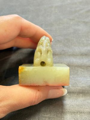 A Chinese celadon and russet jade 'dragon' seal, 18/19th C. — foto 2