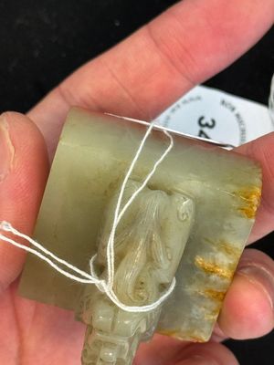 A Chinese celadon and russet jade 'dragon' seal, 18/19th C. — foto 21