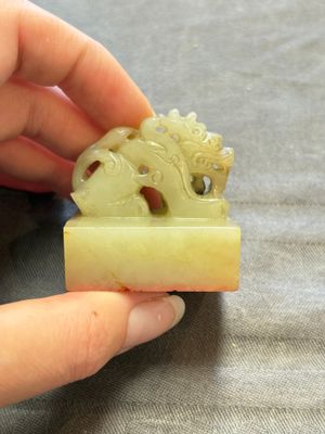 A Chinese celadon and russet jade 'dragon' seal, 18/19th C. — foto 3