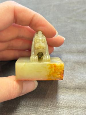 A Chinese celadon and russet jade 'dragon' seal, 18/19th C. — foto 4