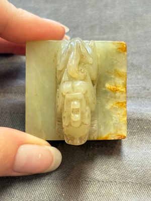 A Chinese celadon and russet jade 'dragon' seal, 18/19th C. — foto 5
