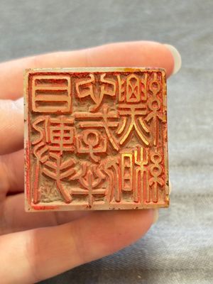 A Chinese celadon and russet jade 'dragon' seal, 18/19th C. — foto 6