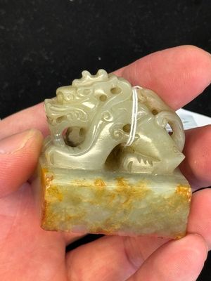 A Chinese celadon and russet jade 'dragon' seal, 18/19th C. — foto 7