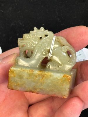 A Chinese celadon and russet jade 'dragon' seal, 18/19th C. — foto 8
