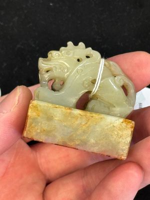 A Chinese celadon and russet jade 'dragon' seal, 18/19th C. — foto 9