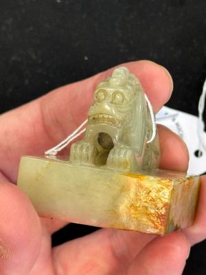A Chinese celadon and russet jade 'dragon' seal, 18/19th C. — foto 10