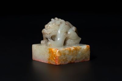 A Chinese celadon and russet jade 'dragon' seal, 18/19th C.