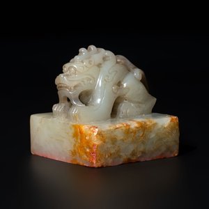 A Chinese celadon and russet jade 'dragon' seal, 18/19th C. — foto 1