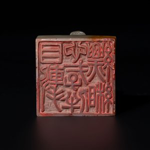 A Chinese celadon and russet jade 'dragon' seal, 18/19th C. — foto 2