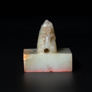 A Chinese celadon and russet jade 'dragon' seal, 18/19th C. — foto 4