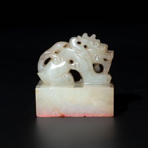 A Chinese celadon and russet jade 'dragon' seal, 18/19th C. — foto 5
