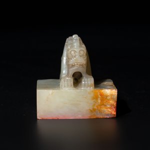 A Chinese celadon and russet jade 'dragon' seal, 18/19th C. — foto 6