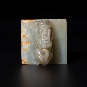A Chinese celadon and russet jade 'dragon' seal, 18/19th C. — foto 7