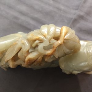 A Chinese celadon and russet jade 'rams' group, 18/19th C. — photo 15