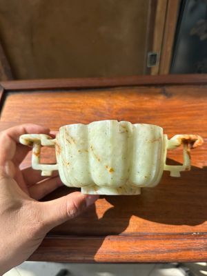 A Chinese celadon and russet jade wedding cup, 18th C. — 照片 1