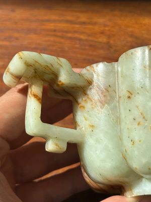 A Chinese celadon and russet jade wedding cup, 18th C. — 照片 2