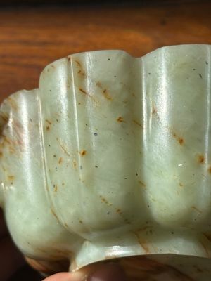 A Chinese celadon and russet jade wedding cup, 18th C. — 照片 3