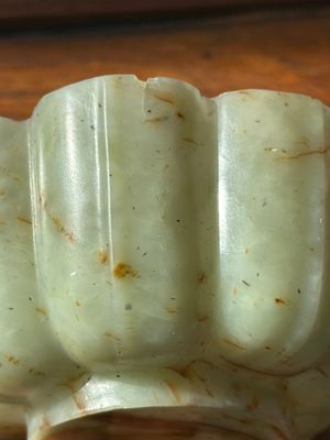 A Chinese celadon and russet jade wedding cup, 18th C. — 照片 4