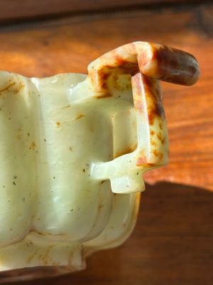 A Chinese celadon and russet jade wedding cup, 18th C. — 照片 6