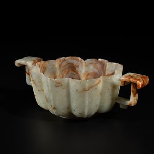 A Chinese celadon and russet jade wedding cup, 18th C. — 照片 1