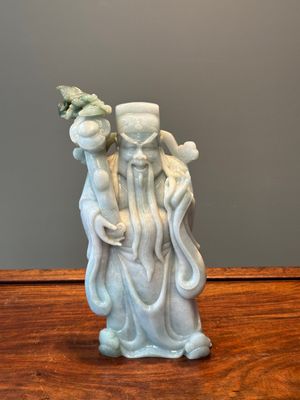 A Chinese celadon and white jade figure of Lu Xing, 20th C. — foto 1