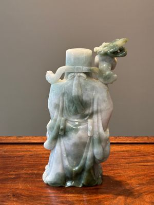 A Chinese celadon and white jade figure of Lu Xing, 20th C. — foto 2
