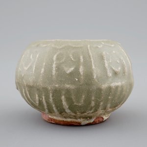 A Chinese celadon bird feeder, late Ming Dynasty — photo 3
