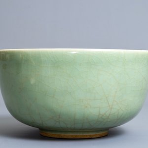 A Chinese celadon bowl on wooden stand, Kangxi/Yongzheng — 照片 2