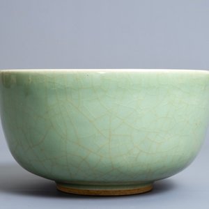 A Chinese celadon bowl on wooden stand, Kangxi/Yongzheng — 照片 3