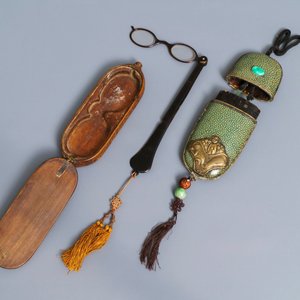A Chinese celadon bowl with silver inkwell mount, two spectacle cases, a horn seal and a lorgnette, 19/20th C. — 照片 3