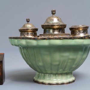 A Chinese celadon bowl with silver inkwell mount, two spectacle cases, a horn seal and a lorgnette, 19/20th C. — 照片 5