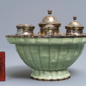 A Chinese celadon bowl with silver inkwell mount, two spectacle cases, a horn seal and a lorgnette, 19/20th C. — 照片 6