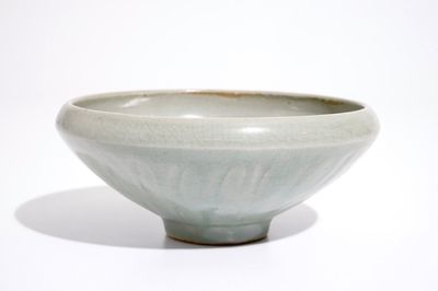 A Chinese celadon bowl with underglaze floral design, 19th C.