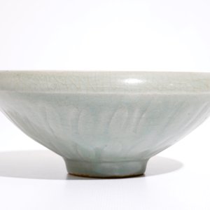 A Chinese celadon bowl with underglaze floral design, 19th C. — 照片 2