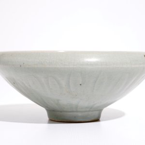 A Chinese celadon bowl with underglaze floral design, 19th C. — 照片 4